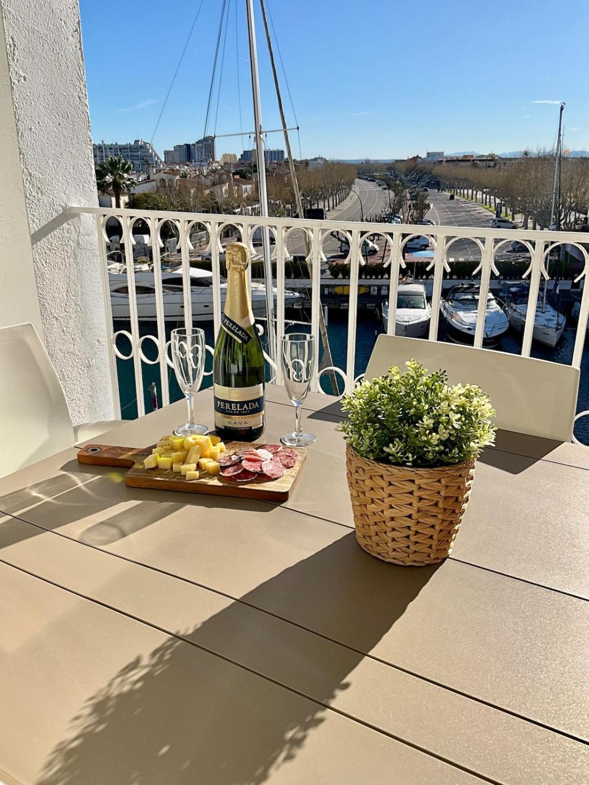 Marina View - Sud-ouest Au Canal Avec Terrasse Apartamento Ampuriabrava